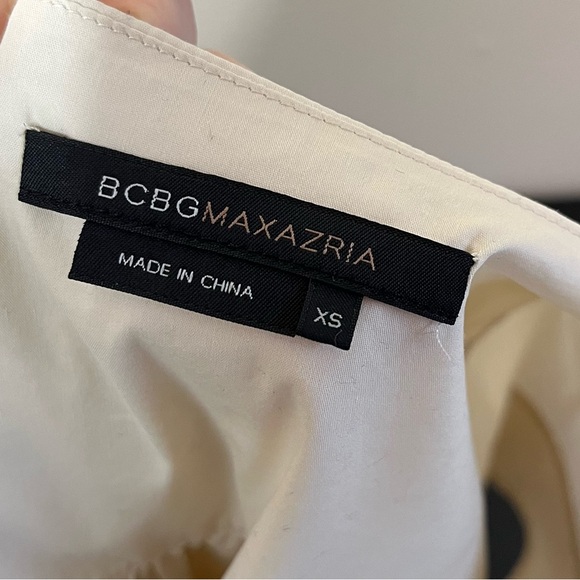 BCBGMAXAZRIA Short Sleeve Covered Button Blouse - Size XS - Picture 7 of 10